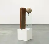 Johannes von Stumm, Ohne Titel, 1993, Granitkugel auf Glasplatte mit Bronze