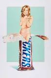 Mel Ramos, Candy II - Snickers, 2004, Farblithografie auf Bütten