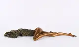 Bruno Bruni, Liegende (Venus Sdraiata), Bronze, dunkelbraun patiniert, partiell poliert