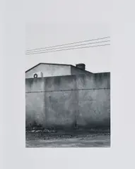 Oliver Boberg, Fabrikmauer, 2005, 2012, Gelatinesilberabzug