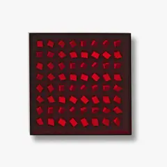 Klaus Staudt, Plexiobjekt dunkelrot, 1968, 64 weiße Polystyrolkörper auf schwarzer Holzplatte hinter dunkelrotem Plexiglas. In schwarzem Plexiglaskastenrahmen