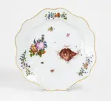 Große Platte aus dem Brühlschen Service, sog. Brühlsches Allerlei by Meissen, Mitte 18.Jh, Porzellan, farbig und gold staffiert, sold May 2022