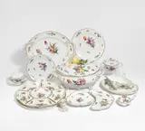 Nymphenburg, GROßES SPEISESERVICE MIT BLUMENDEKOR, Porzellan, farbig und gold staffiert