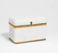 GROßE TEESCHATULLE MIT RELIEFDEKOR by Meissen, Porzellan, weiß. Vergoldete Metallmontierung, sold Jan 2022