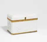 Meissen, GROßE TEESCHATULLE MIT RELIEFDEKOR, Porzellan, weiß. Vergoldete Metallmontierung