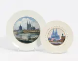 Kpm und Meissen, Zwei Teller mit Ansichten vom Kölner Dom, 1917 bzw. vor 1924, Porzellan, farbig und gold dekoriert