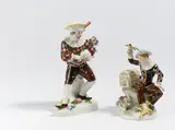 Harlekin mit Vogelbauer und Harlekin mit Mops aus der Commedia dell'Arte by Meissen, 20.Jh, Porzellan, farbig und gold staffiert, sold Nov 2022