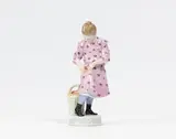 Mädchen mit Apfelkorb by Meissen, Vor 1924, Porzellan, farbig staffiert, sold Nov 2022