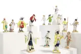 14 Figuren aus der Commedia dell'Arte by Meissen, 2. Hälfte 20.Jh, Porzellan, farbig und gold staffiert, sold Nov 2022