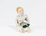 Knabe mit Spielzeuglamm by Meissen, 20. Jh, Porzellan, farbig staffiert, sold Nov 2022