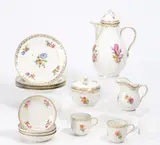 Kaffeeservice mit reichem Gold- und Blumendekor für 6 Personen by Kpm, Porzellan, farbig und gold staffiert, sold Jan 2023