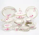 Goßes Speiseservice Pupurdekor by Meissen, Porzellan, purpur und gold staffiert, sold Jan 2024