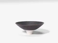 Dame Lucie Rie, A Footed Bowl, circa 1975, fine sgraffito banding to the exterior and interior, white glazed foot with white glazing to well