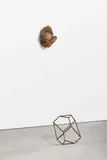 Nanni Valentini, Una Casa per Otto, 1981-82, Wandobjekt: Terrakotta und Eisen; Bodenobjekt: Eisen