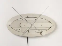 Heinz te Laake, Uhr, 1965, Metall und elektronisches Uhrwerk. Elektrifiziert