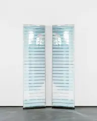 Adolf Luther, Integration (Sphärisches Hohlspiegelobjekt), 1976, Jeweils konkav gewölbte Spiegel vor Flachspiegel, auf Spanplatte montiert. In Plexiglaskasten