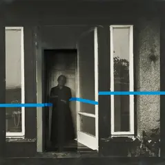 Edward Krasinski und Lothar Wolleh, Ohne Titel, 1977, Fotoleinwand auf Holz. Mit Klebeband überarbeitet