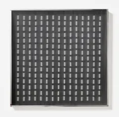 Sérvulo Esmeraldo, Excitable (E7514), 1975, 225 Balsaholzstäbchen frei hängend auf schwarzer Holzplatte montiert. In Aluminiumkastenrahmen mit bearbeiteter Plexiglasscheibe