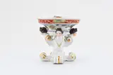 Salzgefäß auf vier Volutenfüßen. Meissen by Meissen, Ende 18. Jh, Porzellan, farbig und gold staffiert, sold Nov 2022