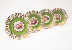 4 Teller mit grünem Fond und Blumenbouquets by Sèvres, Porzellan, farbig und gold dekoriert, sold Jan 2023