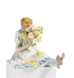 Mädchen mit Blumenstrauß by Meissen, Frühe Ausformung vor 1924, Porzellan, farbig dekoriert, sold Nov 2022