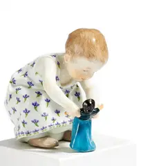 Kind mit Puppe by Meissen, 1910, Porzellan, farbig dekoriert, sold Nov 2022