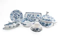 Meissen u.a, 77 Teile aus einem Service mit Zwiebelmuster, Porzellan mit farbigem Unterglasurdekor