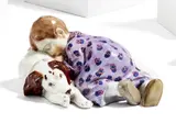 Kind auf einem Hund liegend by Meissen, Frühe Ausformung vor 1924, Porzellan, farbig dekoriert, sold Nov 2022