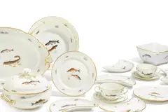 Speiseservice mit Fischdekor für sechs Personen by Nymphenburg, 20. Jh, Porzellan, farbiges Dekor mit Goldrändern, sold Nov 2022