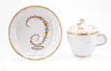 Deckeltasse mit Girlandendekor 'C' by Meissen, 1763-1774, Porzellan, blau, orange-gelb und gold staffiert, sold Jan 2023