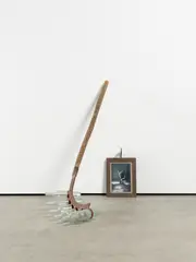 Bernd Jansen, "Ausschenker", 1999, 6 Weinflaschen an Eisenvorrichtung mit Holzgriff zum gleichzeitigen Ausschenken in 6 Weingläser. Mit beiliegender Fotografie, das den Künstler beim Ausschenken zeigt