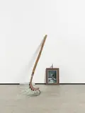 Bernd Jansen, "Ausschenker", 1999, 6 Weinflaschen an Eisenvorrichtung mit Holzgriff zum gleichzeitigen Ausschenken in 6 Weingläser. Mit beiliegender Fotografie, das den Künstler beim Ausschenken zeigt