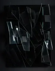 Christian Megert, Ohne Titel (Scherbenobjekt), 2010, Glas und farbig gefasstes Holz. Auf Holz montiert