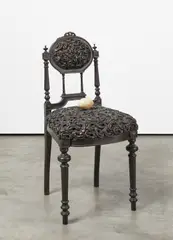 Les deux Garcons, Stuhl mit Ei, 2007, Bronze und Marmor