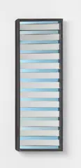 Adolf Luther, Ohne Titel, 1975, 14 gefärbte Plexiglasstreifen vor 13 konvexen Spiegel, in schwarzem Holzkastenrahmen