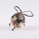 Thomas Virnich, Weltkugel, 1999, Kleidung, Draht und Leim