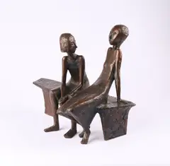 Manfred Welzel, Zwei Mädchen auf einer Bank, 1969, Bronze, braun patiniert