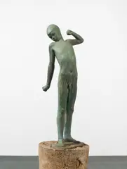 Manfred Welzel, Stehender Knabe, Bronze, grün patiniert