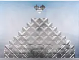 Heinz Mack, Spiegel-Pyramide, 1980, Farbserigrafie, Irisverlauf und Prägedruck auf mit Folie kaschiertem Aluminiumkarton