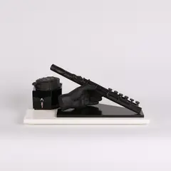 Andreas von Weizsäcker, Gezeiten. Zeit-Schwingungen II, Schwarzes Porzellan auf weiß gefasstem Holzsockel