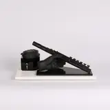 Andreas von Weizsäcker, Gezeiten. Zeit-Schwingungen II, Schwarzes Porzellan auf weiß gefasstem Holzsockel