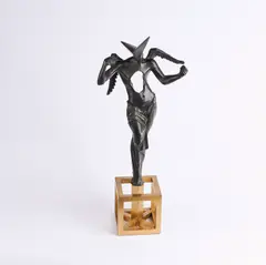 Surrealistischer Engel by Salvador Dalí, 1984, Bronze, dunkelbraun und teilweise grün patiniert. Auf Messingsockel, sold Mar 2023