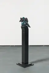 Willem Lenssinck, Japanische Nachtigall, 2002, Bronze, braun und grün patiniert, mit beweglichen Teilen. Auf Granitsockel