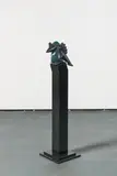 Willem Lenssinck, Japanische Nachtigall, 2002, Bronze, braun und grün patiniert, mit beweglichen Teilen. Auf Granitsockel
