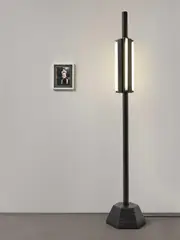 Thomas Zipp, "T.F.", 2012, Leuchter: Holz, Lack, Fassungen und Neonröhren, elektrifiziert; Fotografie: C-Print. In Passepartout montiert. In Holzrahmen