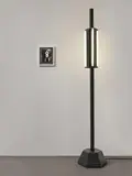 Thomas Zipp, "T.F.", 2012, Leuchter: Holz, Lack, Fassungen und Neonröhren, elektrifiziert; Fotografie: C-Print. In Passepartout montiert. In Holzrahmen