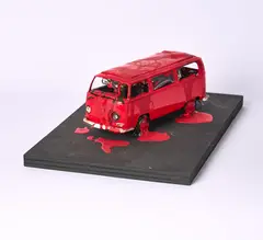 Bernard Aubertin, Bulli, 2009, Mit Farbe übergossener Spielzeugbus auf farbig gefasster Holzplatte