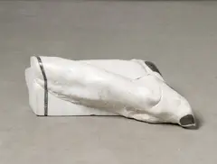 Michael Schoenholtz, Stillleben mit Strümpfen, 1970, Carrara-Marmor mit Bleiintarsien und Ritzungen