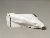 Michael Schoenholtz, Stillleben mit Strümpfen, 1970, Carrara-Marmor mit Bleiintarsien und Ritzungen