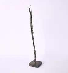 Ohne Titel (Stele) by Brigitte und Martin Matschinsky-Denninghoff, 1994, Messing und Zinn. Auf Granitsockel, sold May 2023